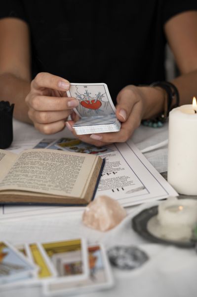 Temi dei consulti di cartomanzia: amore, lavoro, denaro